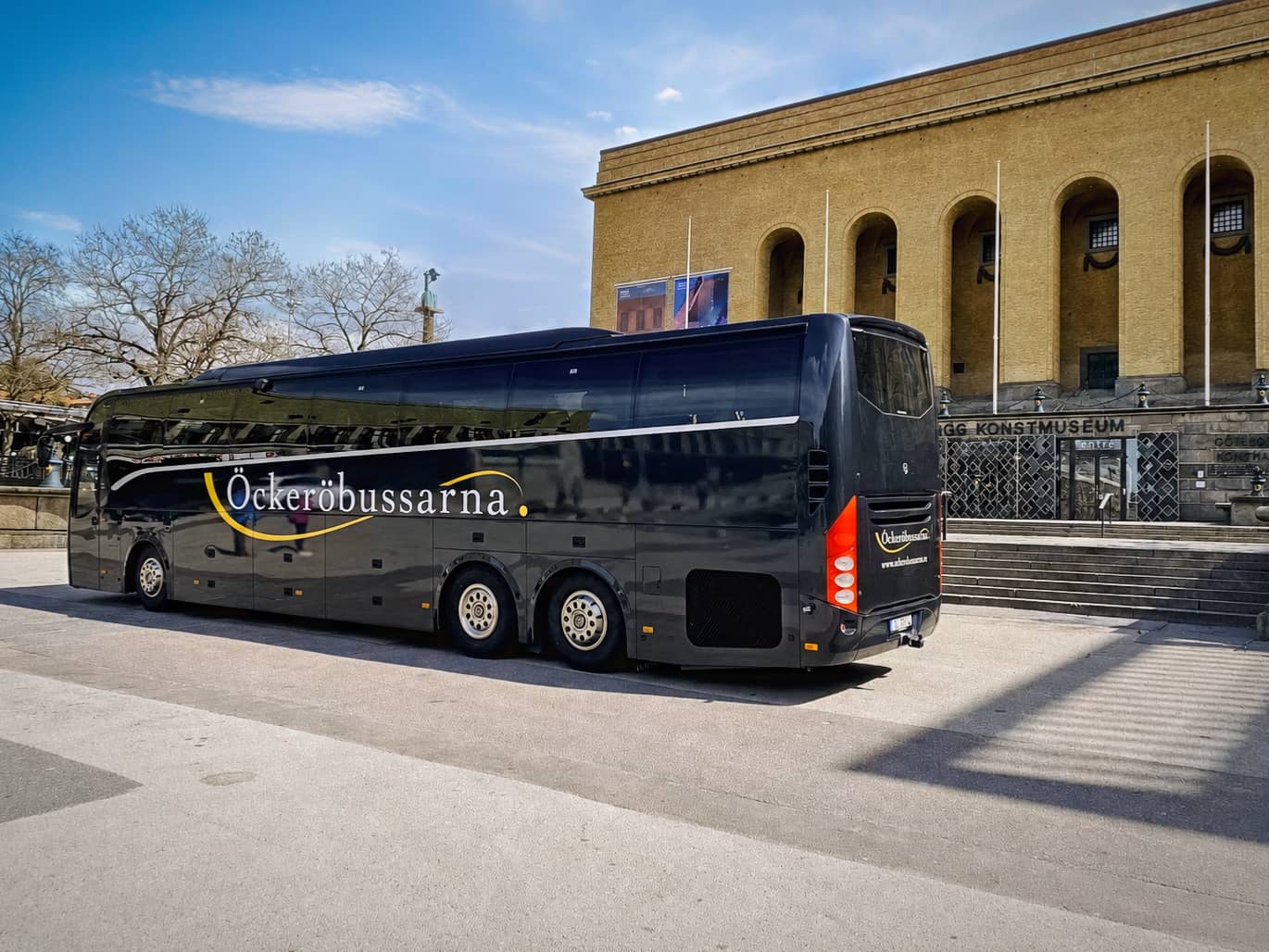 Buss på väg genom skärgården